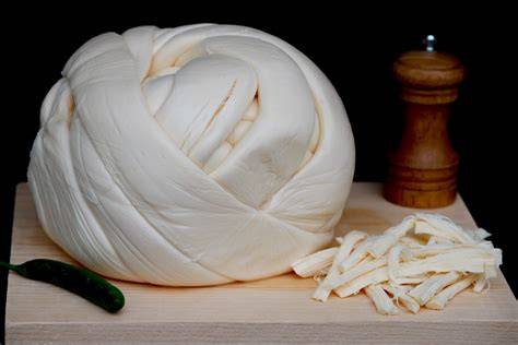Queso Oaxaca en su característica forma de bola