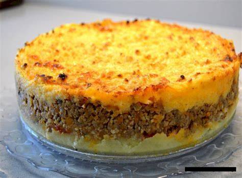 Pastel de papa recién horneado con una capa superior dorada