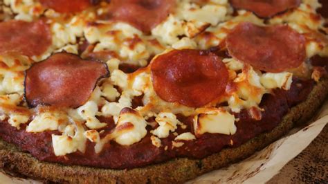 Pizza de lentejas lista con toppings