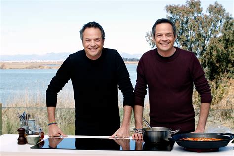 Hermanos Torres cocinando en su programa de televisión