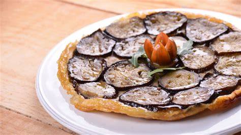 Tatin de berenjenas con miel y hojaldre servida