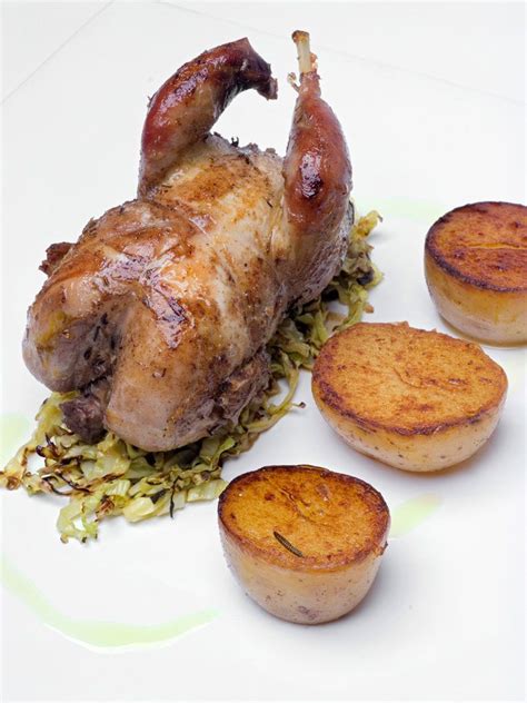 Perdiz asada con calabaza y hierbas