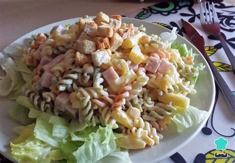 Ensalada de pasta con piña y mayonesa con ingredientes frescos