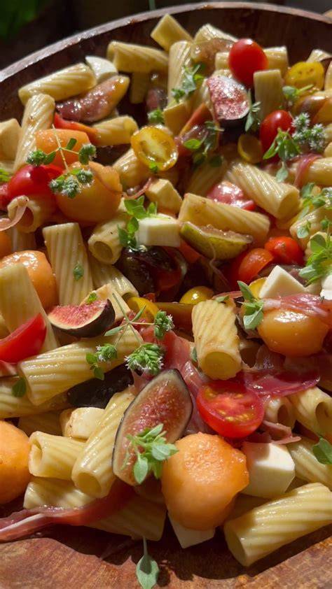 Ingredientes frescos cortados para ensalada de pasta