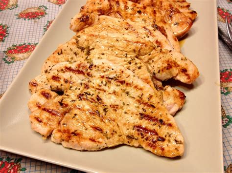 Pechuga de pollo asada con guarnición de peras