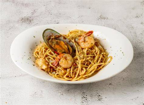 Espaguetis con gambas servidos en plato