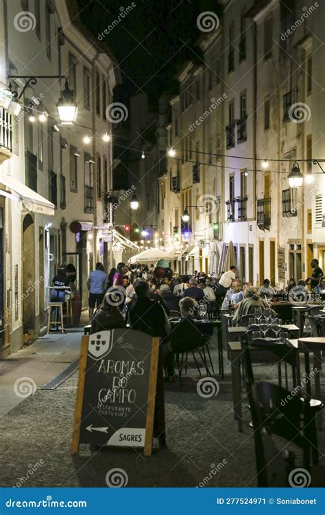 Calles estrechas y restaurantes en Monçao