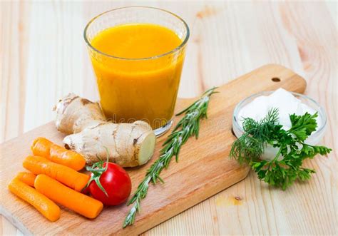 Zumo de tomate, zanahoria y jengibre en un vaso