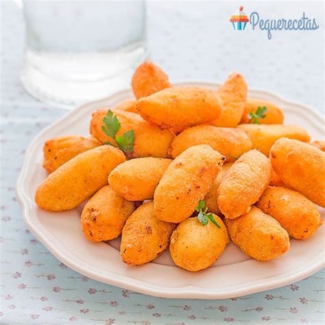 Niño comiendo croquetas caseras con alegría