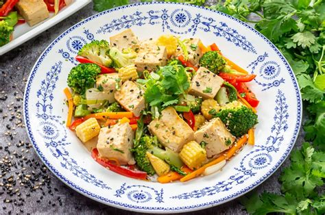 Plato de tofu salteado con verduras