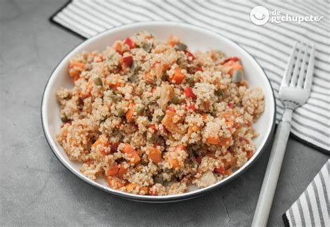Plato de quinoa con verduras y legumbres
