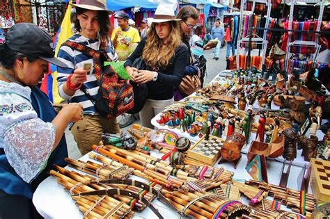 Mercado artesanal con productos locales
