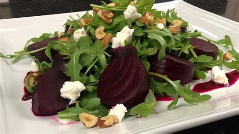 Ensalada de remolacha con queso de cabra y arándanos