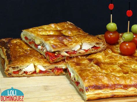 Primer plano del relleno de atún, pimientos y puerros, mostrando su textura y colores vibrantes