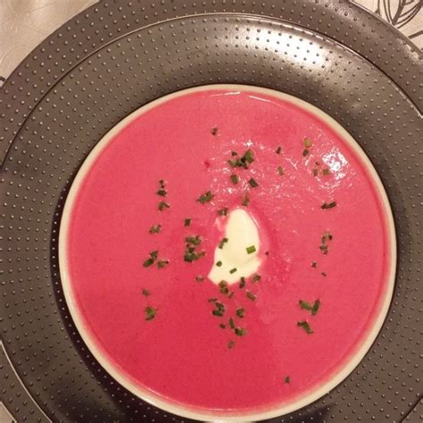 Plato de sopa fría de remolacha