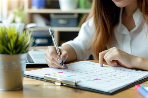 Persona planificando el menú semanal en una agenda