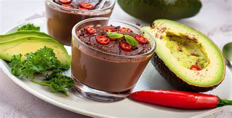 Mousse de chocolate y aguacate con bayas