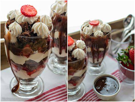 Trifle de brownie y fresas en copas