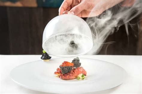Cocina de alta gastronomía en un restaurante Michelin