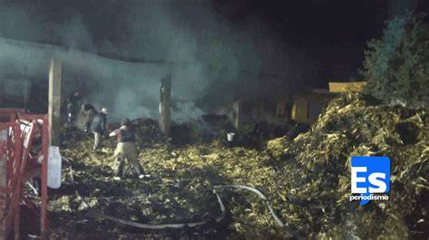 Pacas de alfalfa ardiendo en un incendio