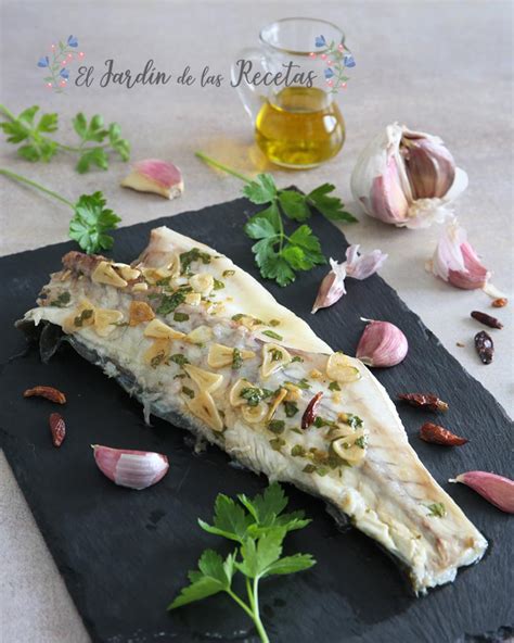 Refrito de ajo y guindilla siendo vertido sobre un besugo al horno