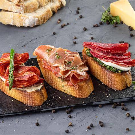 Variedad de tapas con tomate