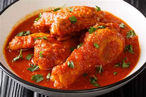 Plato de pollo con tomate