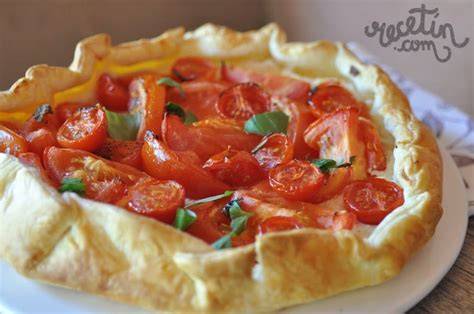 Rebanada de tarta salada de tomate