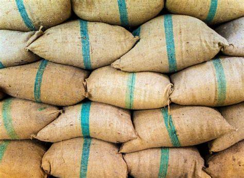sacos de cáscara de arroz apilados en una explotación agrícola