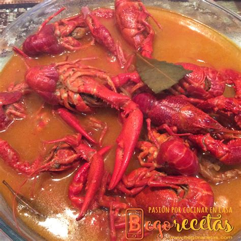 Cangrejos de río cocidos en un plato