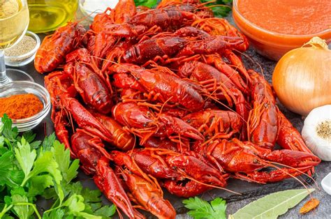 Hojaldre de cangrejo de río con salsa americana listo para servir