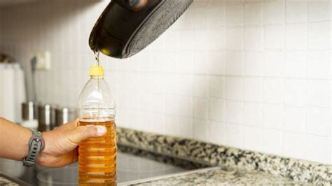 Personas reutilizando aceite filtrado en la cocina
