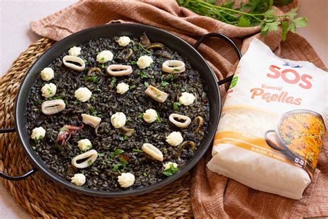 Plato de arroz negro servido con alioli