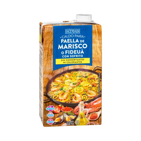 Ingredientes frescos para preparar paella: sepia, gambas y caldo de pescado