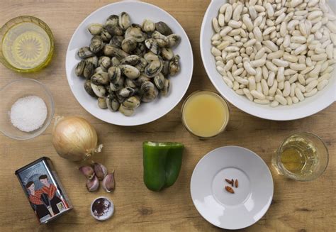 Ingredientes frescos para fabes con almejas