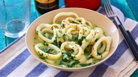 Calamares en salsa blanca listos para servir