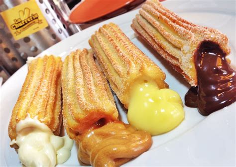 Churros rellenos con manjar y espolvoreados con azúcar