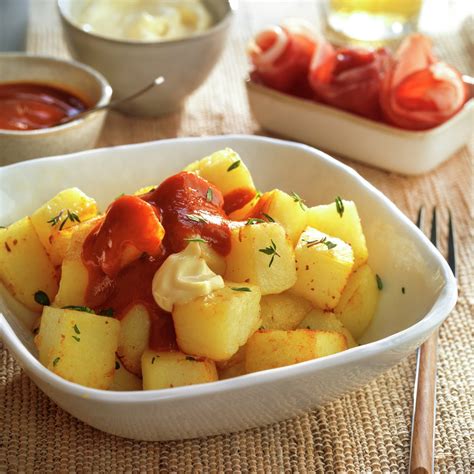 Patatas bravas con salsa roja y alioli