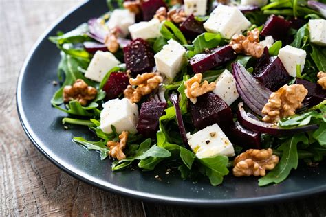 Plato de ensalada con nueces y otros alimentos