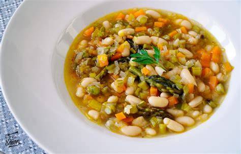 Plato de guiso de merluza con alubias y verduras
