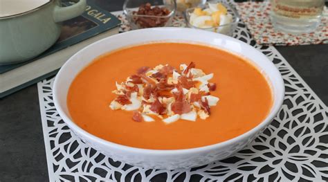 Salmorejo servido con guarniciones