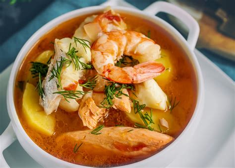 Plato de caldeirada de pescado y marisco