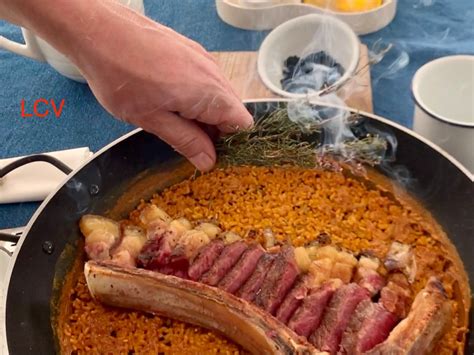 Arroz con chuletón en paellera