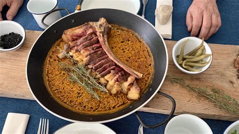 Plato final de arroz con chuletón y romero