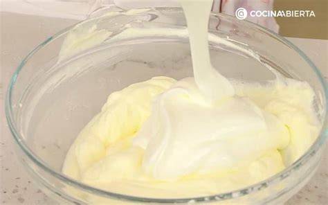 Crema agria y harina mezclándose