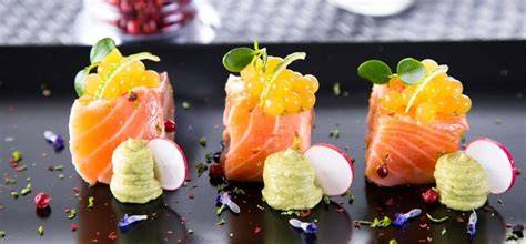 Salmón marinado con aguacate y perlas de alioli