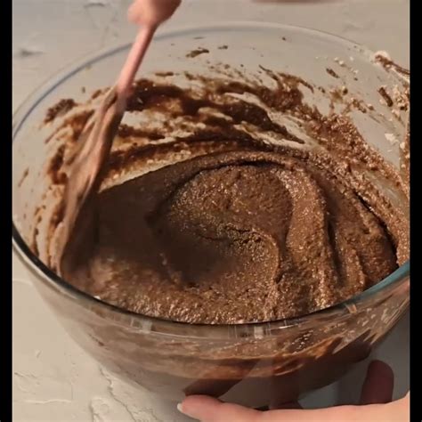 Crema de chocolate light decorada con almendra molida