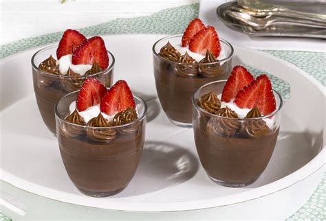 Crema de chocolate y yogur griego en vasitos