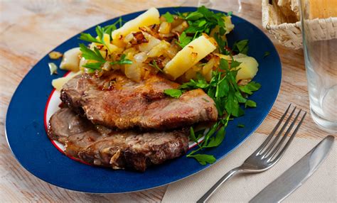 Lomo de cerdo en papillote con patatas y guisantes