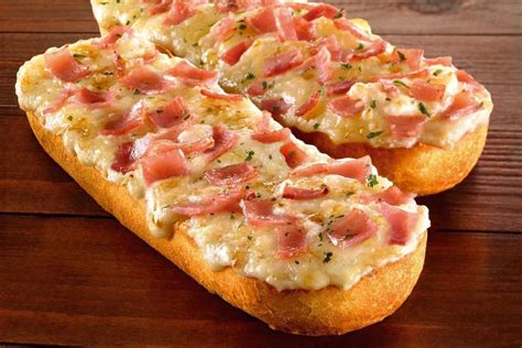panini recién horneado con jamón serrano y queso fundido